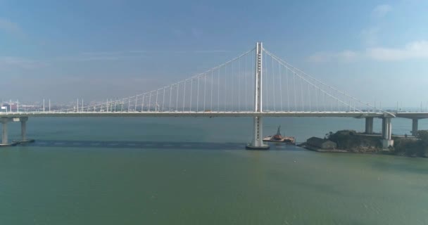 Luchtfoto Van Voertuigen San Franciscooakland Bay Bridge Met Stad Achtergrond — Stockvideo