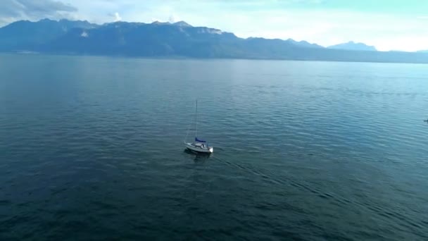 Orbit Udara Sekitar Perahu Layar Danau Leman Depan Villette Lavaux — Stok Video