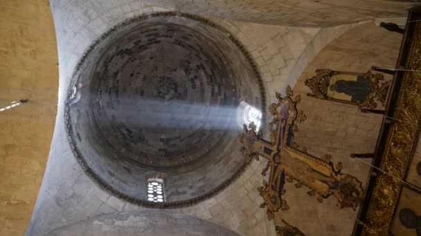 Widok Światło Przechodzące Przez Okna Kaplicy Kościoła Cyprze Ozdobnym Krzyżem — Wideo stockowe
