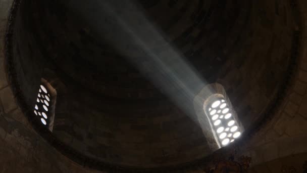 Une Lumière Brillante Brille Travers Une Vieille Fenêtre Église Rayonnant — Video
