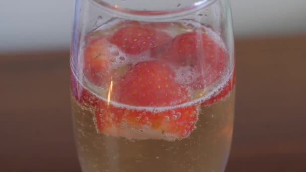 Primo Piano Fragole Che Galleggiano Flauto Champagne — Video Stock