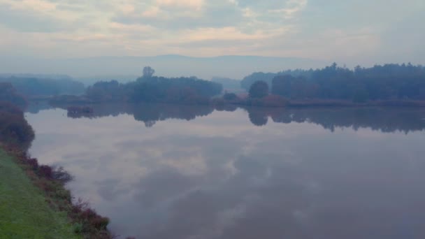 Vista Panorámica Hermoso Lago Reflectante Campo Esloveno Una Mañana Otoño — Vídeos de Stock