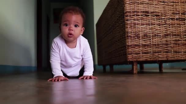 Uma Menina Rastejando Chão — Vídeo de Stock