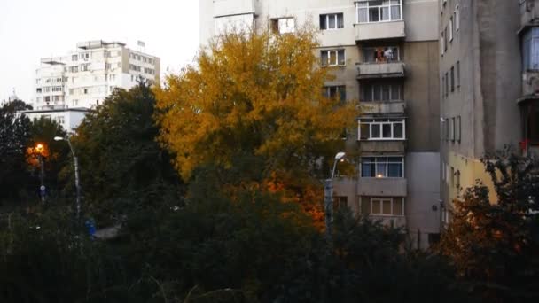 Vista Naranjo Colores Brillantes Ciudad Frente Bloque Apartamentos — Vídeo de stock
