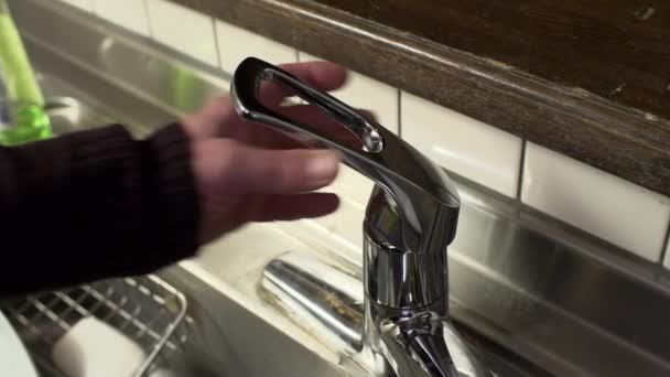 Man Trying Get Faucet Out Kitchen — Vídeo de Stock
