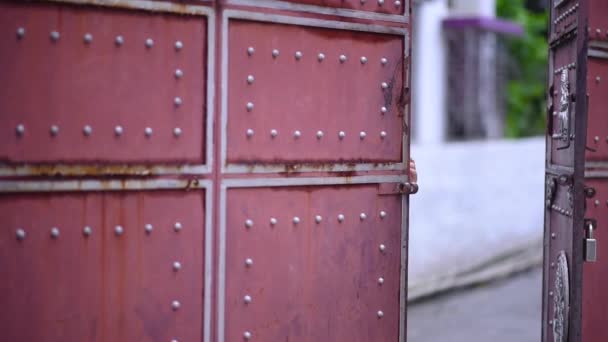 Застенчивая Индийская Невеста Входит Дом Через Ворота — стоковое видео
