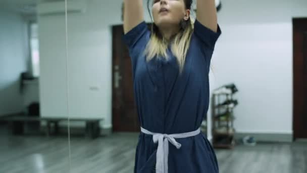 Средний Снимок Кавказской Танцовщицы Хореографа Исполняющей Современный Танец Зеркальной Стене — стоковое видео