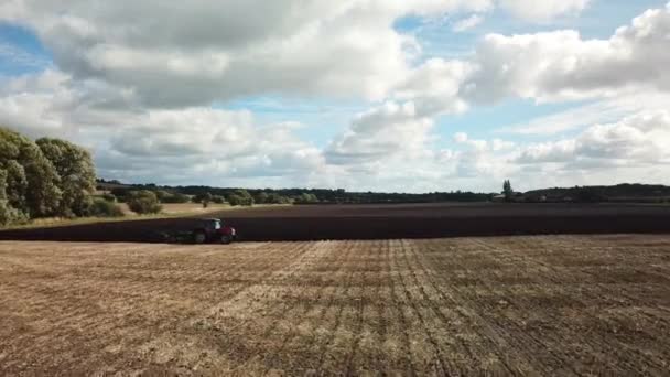Letecké Záběry Přes Orné Pole Traktoru — Stock video