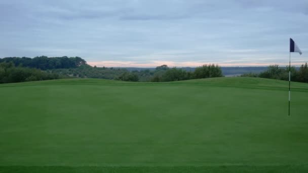 Panning Shot Golf Course Green Flag Sunrise — Stock video