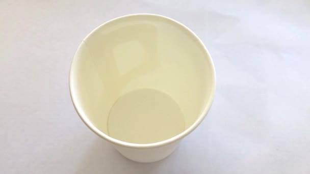 Copo Papel Branco Ficando Cheio Água Fazendo Café Primitivo — Vídeo de Stock
