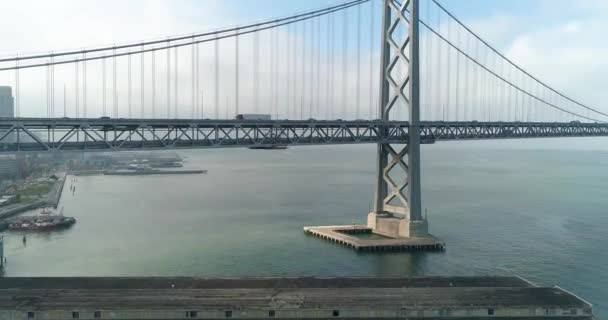 Luchtfoto Van Voertuigen San Franciscooakland Bay Bridge Met Stad Achtergrond — Stockvideo