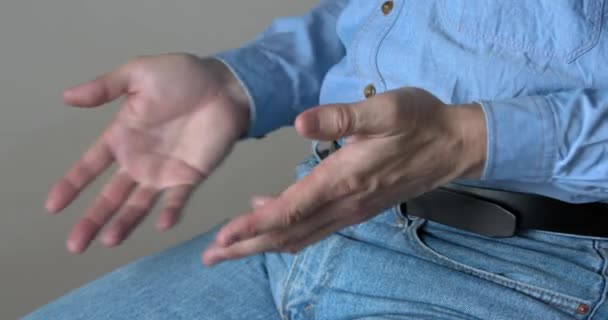 Man Sitting Using Hand Gesture Movements Conversation — Stockvideo