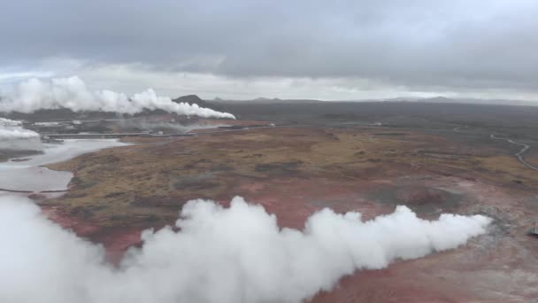 Jeotermal Kaplıcanın Üzerindeki Kasvetli Çorak Bir Arazinin Havadan Çekilmiş Görüntüsü — Stok video