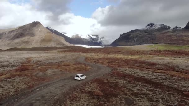 氷河に向かって車を運転するフライオーバーショット — ストック動画