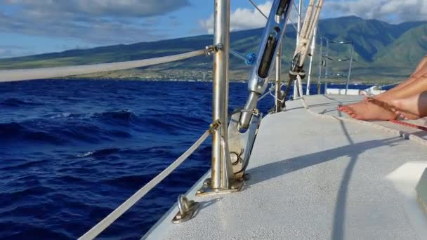 Este Video Pies Gente Velero Que Navega Frente Costa Maui — Vídeos de Stock