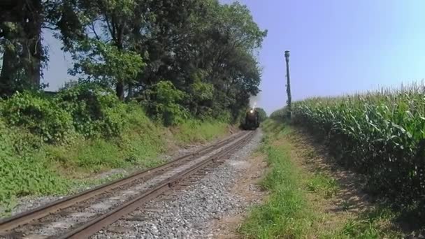 Dampfzug Saust Mit Drohne Über Amish Farmland — Stockvideo
