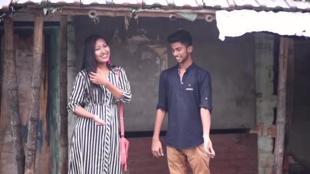 Güzel Romantik Asyalı Çift Gülüyor Gülüyor Gölgelik Altında Yağmurda Yavaş — Stok video