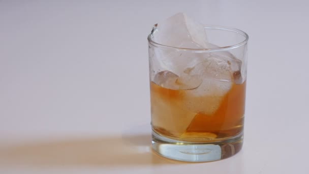 Whiskey Rocks White Background Ice Melting Close Time Lapse — ストック動画