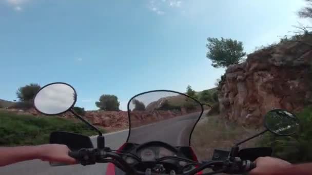 骑摩托车在希腊彭泰利山上 在一个夏日的下午花些时间 — 图库视频影像