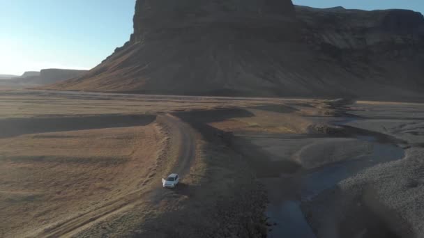 Aerial Orbit Shot Tourist Getting Out Parked Car Vast Landscape — Wideo stockowe