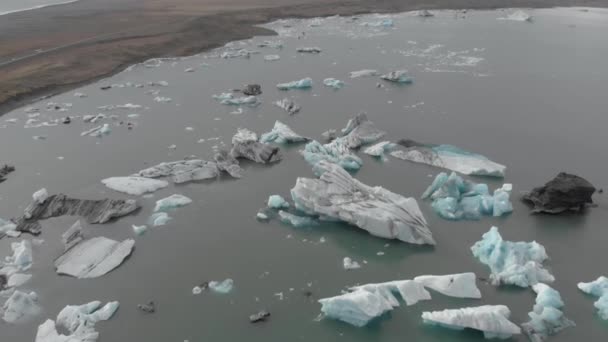 Медленная Панорама Прямо Над Айсбергами — стоковое видео