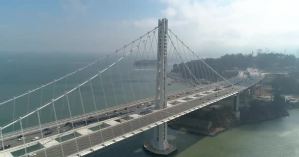 Luchtfoto Van Voertuigen San Francisco Oakland Bay Bridge Met Stad — Stockvideo