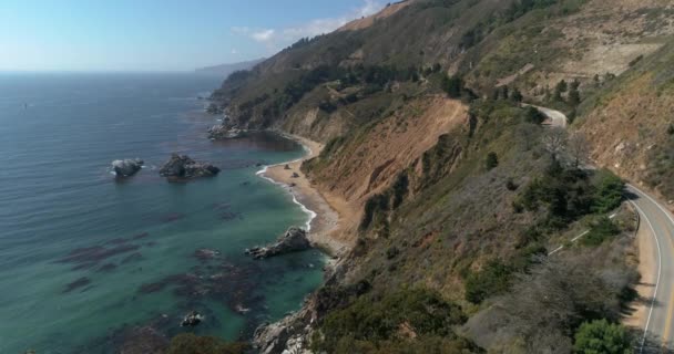 Vista Aérea Lenta Estrada Perto Mcway Falls Julia Pfeiffer Burns — Vídeo de Stock