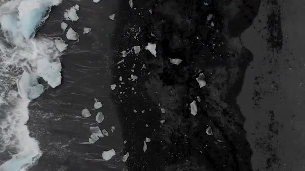 Πυροβολήθηκε Από Ψηλά Των Κυμάτων Συντρίβεται Παγόβουνα Μια Μαύρη Παραλία — Αρχείο Βίντεο