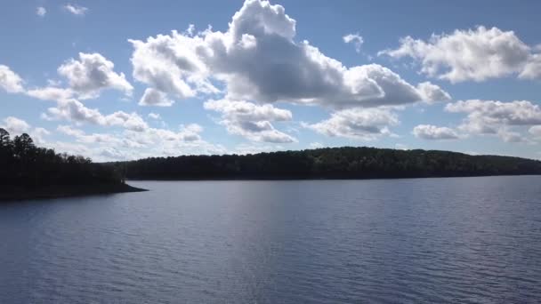 Coasting Beautiful Blue Lake — Vídeo de Stock