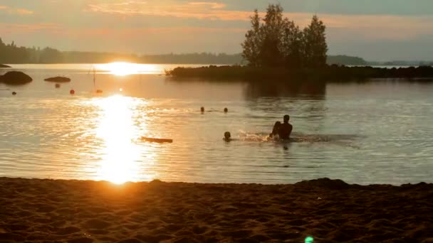 Family Having Fun Water Sunset Playful Father Throwing Daughter Silhouettes — Stok video