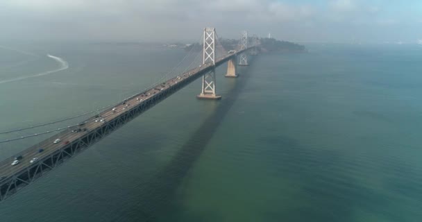 Повітряний Постріл Автомобіля Рухається Мосту Сан Франциско Окленд Бей Містом — стокове відео