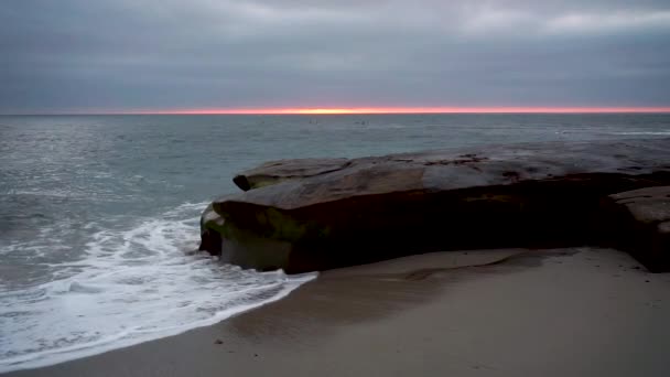 Waves Crashing Rock San Diego Coast Sun Setting Dark Clouds — Stockvideo