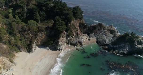 Aerial Slow Motion View Water Fall Mcway Falls Julia Pfeiffer — Vídeo de Stock