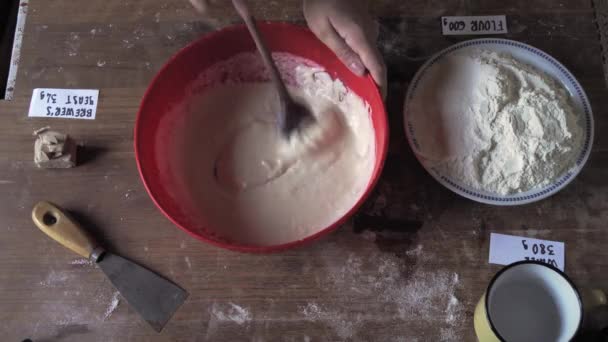 Misture Água Sal Para Receita Pão Sobre Madeira Com Ingrediente — Vídeo de Stock