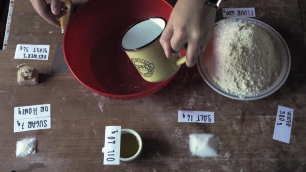 Cocinar Pan Con Etiqueta Ingredientes Receta Sobre Mesa Madera Mano — Vídeo de stock