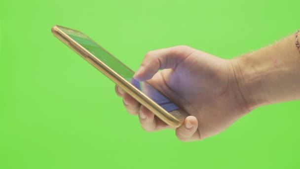 Eine Einzige Hand Scrollt Mit Einem Smartphone Auf Grünem Hintergrund — Stockvideo