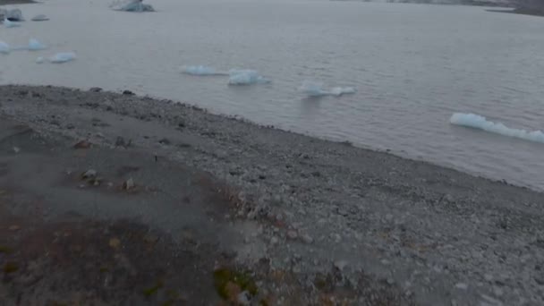 Aerial Panning Shot Striking Glacial Lagoon — Stockvideo