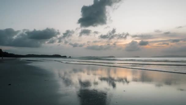 Timelapse Waves Swashing Long Beach Asia Dusk Creating Reflections Sky — Stock videók