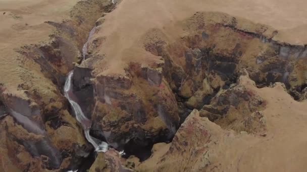 Cinematic Aerial Flyover Stunning Icelandic Canyon — Vídeos de Stock