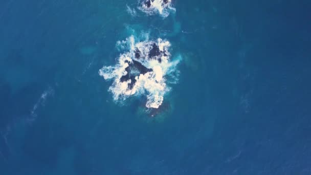 Aerial Tracking Shot Deep Blue Ocean Dark Cliffs Philippines — Stock videók