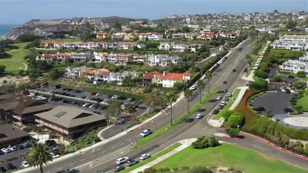 Imagens Drones Fps Casas Uma Colina Com Carros Passando Filmagens — Vídeo de Stock