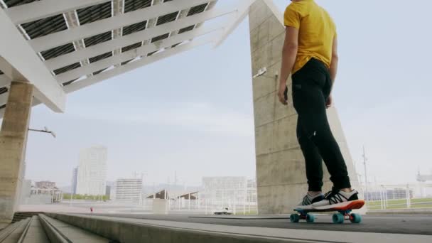 Молодой Привлекательный Модный Человек Быстро Катается Скейтборде Солнечной Панелью Утренний — стоковое видео