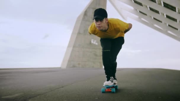 Epic Portrait Close Upt Young Attractive Trendy Man Skateboarding Fast — Vídeo de Stock