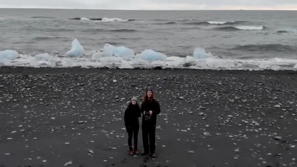 Aerial Shot Couple Stood Black Sand Beach — Stock video