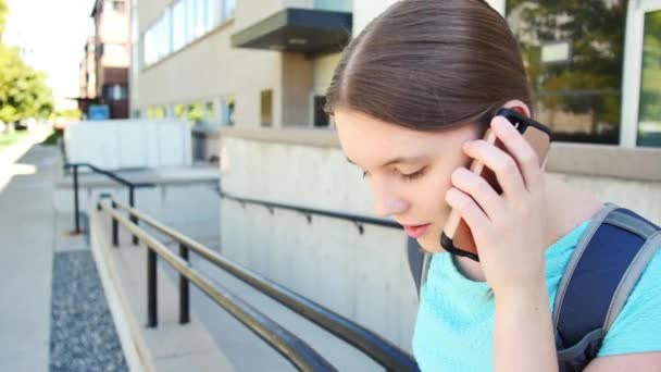 Teenager Downtown Having Serious Conversation Her Cellphone — Video