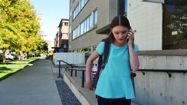 Подросток Центре Денвера Разговаривает Телефону Потом Вешает Трубку — стоковое видео