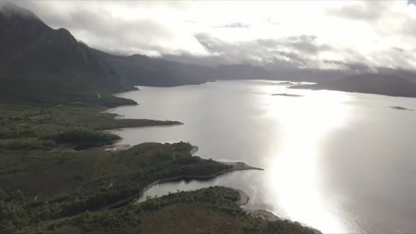 Aerial Flight Foggy Mountains Reflective Lake Tasmania Australia Long Distance — Stockvideo