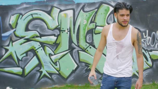Handsome Guy Drinking Fresh Water Plastic Bottle Skate Park — Vídeo de stock