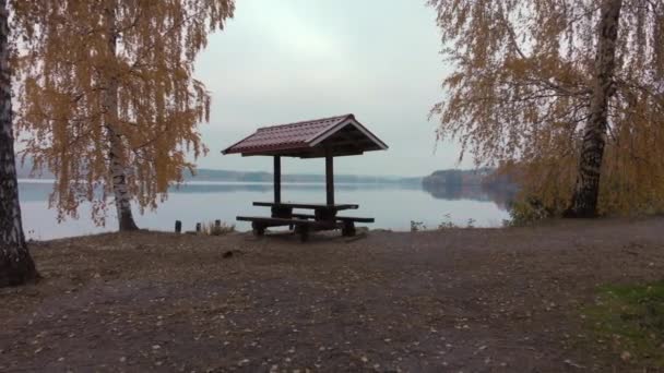 Movendo Direção Banco Uma Bela Área Descanso Por Lago Calmo — Vídeo de Stock