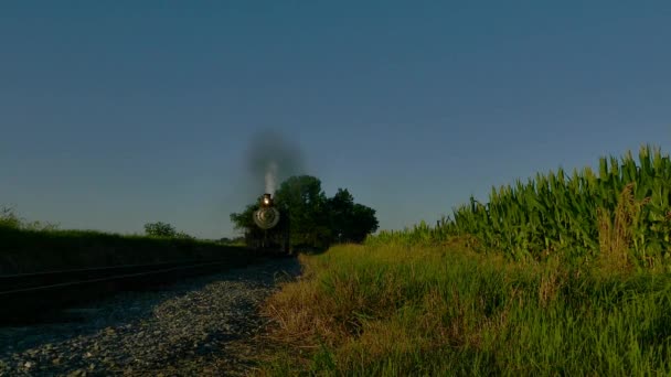 Tren Vapor Soplando Largo Las Tierras Cultivo Amish Visto Por — Vídeo de stock